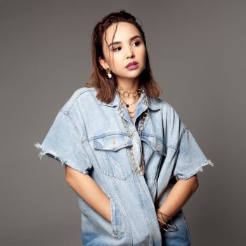 Мен бір қызды көтердім де, оны сиқтым Мен бір қызды көтердім де, оны сиқтым