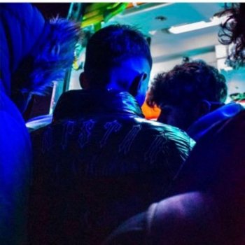 Yetuk ayollar uchun anusni yalash Ular korsatish uchun tort oyoqqa turishadi