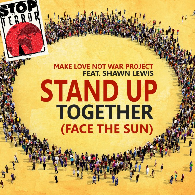 Face together. Face together. Разница нюд и вечерний макияж. Две улыбающиеся девушки в интерьере. Лица знаменитостей.