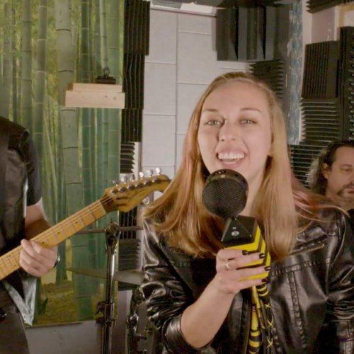 Queen Bee Lolly Queen Bee Lyrics Musixmatch